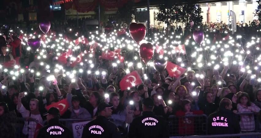 Osmangazi Belediyesi, Türkiye Cumhuriyeti’nin 102’nci kuruluş yıl dönümünü büyük bir