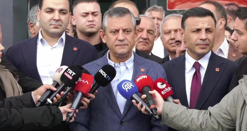 CHP Genel Başkanı Özgür Özel, İstanbul’daki çalışma ofisinde, “Meclis’te gelip
