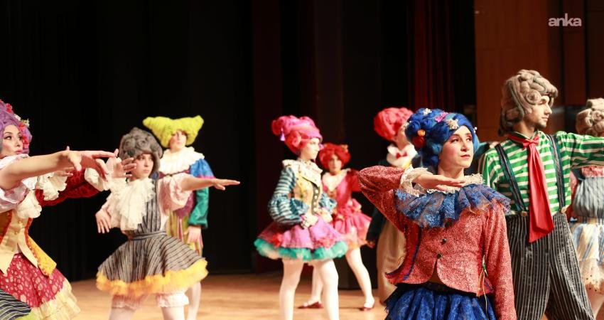 Evinde Tiyatro ve Orangefox ortak yapımı “Peruka Kasabası” çocuk müzikali