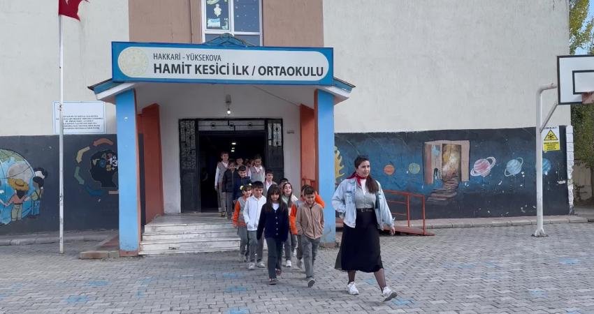 Rabia öğretmenin Konya’dan Hakkari’ye uzanan cumhuriyet sevgisi: 102 ata tohumu toprakla buluştu  Konya’daki Kazım Karabekir İlkokulu öğretmeni Rabia Kılınçarslan, Türkiye Cumhuriyeti’nin 102’nci