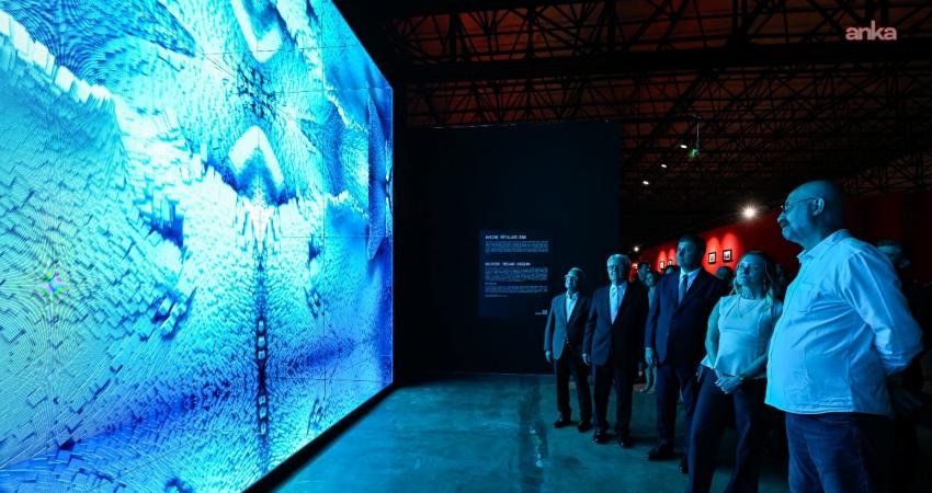 Refik Anadol sergileri yoğun ilgi üzerine 21 Aralık’a kadar uzatıldı 94'üncü İzmir Enternasyonal Fuarı (İEF) kapsamında İzmir Büyükşehir Belediyesi ev