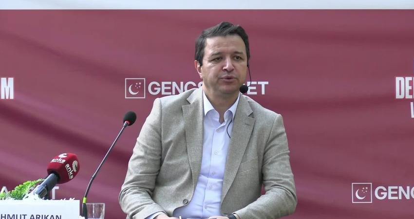 Saadet Partisi Genel Başkanı Mahmut Arıkan, İzmir’de gençlerle düzenlenen “Bir