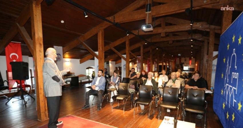 Selçuk’ta Mustafa Büyükkolancı 50 yıllık arkeoloji yolculuğunu anlattı Arkeolog Dr. Mustafa Büyükkolancı, meslek hayatında geride bıraktığı yarım asırlık