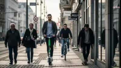 Slovakya’da kaldırımda çok hızlı hareket eden yayalar da dahil olmak