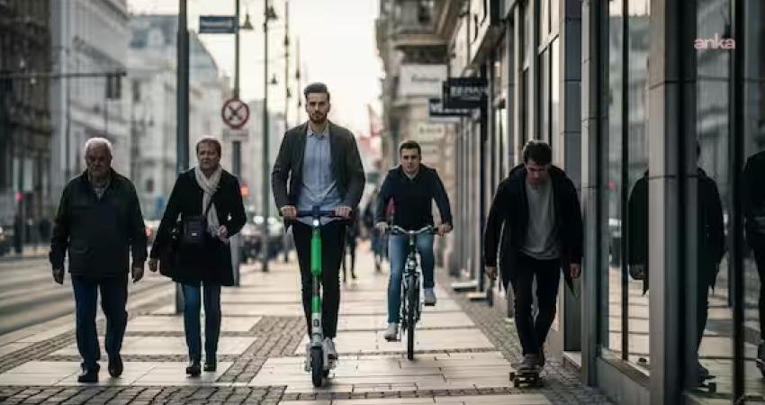 Slovakya’da kaldırımda çok hızlı hareket eden yayalar da dahil olmak