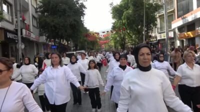 Cumhuriyet’in 102. yılı, Soma’da binlerce öğrencinin katılımıyla kutlandı. Cengiz Topel