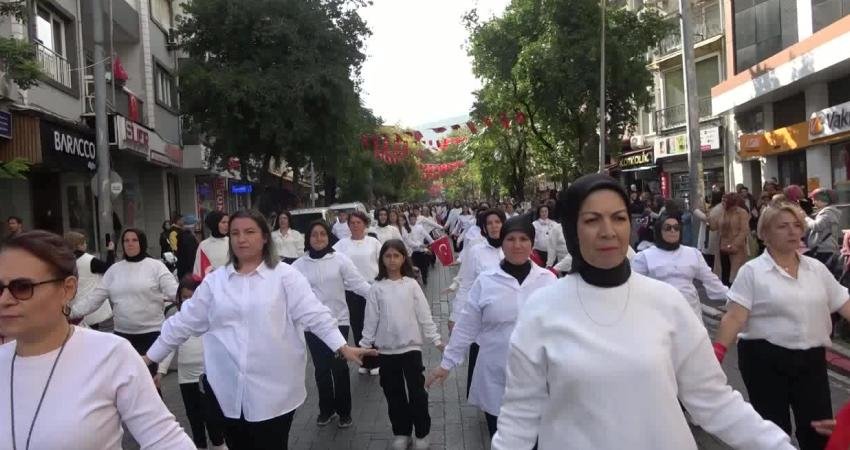 Soma’da cumhuriyet coşkusu… 5 bin öğrencinin ortak gösterisi büyük ilgi gördü Cumhuriyet’in 102. yılı, Soma’da binlerce öğrencinin katılımıyla kutlandı. Cengiz Topel