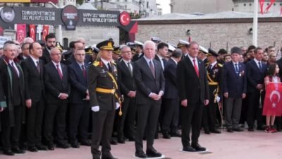 Taksim’de 29 Ekim Cumhuriyet Bayramı nedeniyle Cumhuriyet Anıtı’na çelenk bırakıldı.
