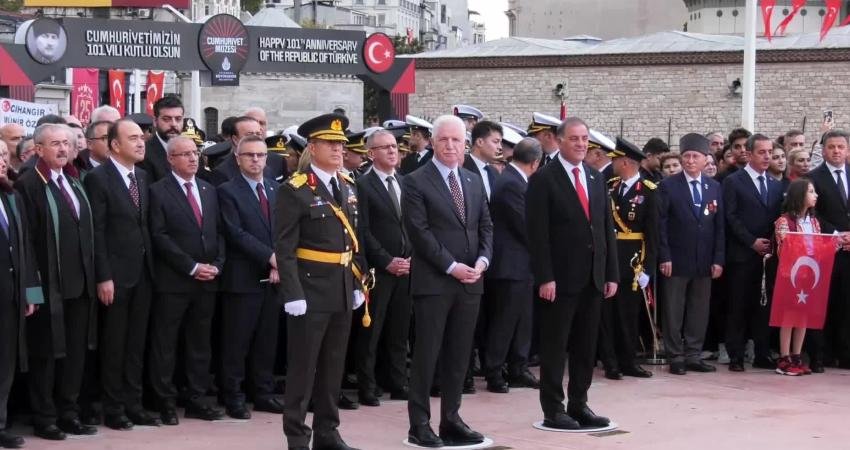 Taksim’de 29 Ekim Cumhuriyet Bayramı nedeniyle resmi tören yapıldı Taksim’de 29 Ekim Cumhuriyet Bayramı nedeniyle Cumhuriyet Anıtı’na çelenk bırakıldı.