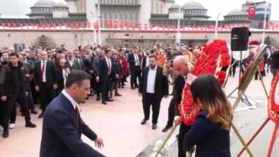 CHP İstanbul İl Başkanı Özgür Çelik, Taksim’de 29 Ekim Cumhuriyet