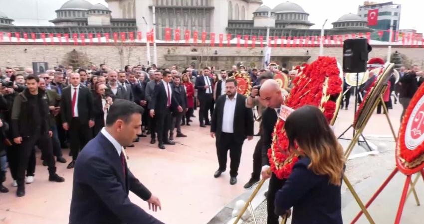 Taksim’de 29 Ekim töreni… Özgür Çelik: “Cumhuriyetin 102’nci yılında ceberut bir iktidar, baskıyla toplumu sindirmeye çalışsa da millet ayaktadır” CHP İstanbul İl Başkanı Özgür Çelik, Taksim’de 29 Ekim Cumhuriyet
