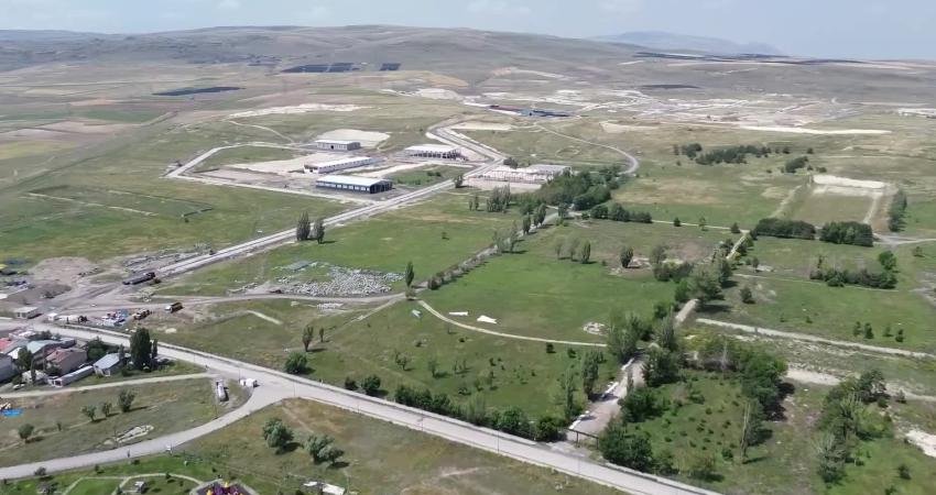 Toprağa gömülü bulunarak, kontrollü patlatılan top mermileri Erzurum 2. OSB yatırımcılarını mağdur etti Erzurum 2. OSB’de toprağa gömülü olarak bulunan ve menşei belirlenemeyen