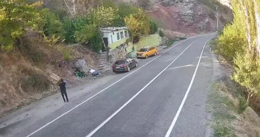 Tunceli-Erzincan karayolunun 15. kilometresinde dev bir kaya parçasının yola düştüğü