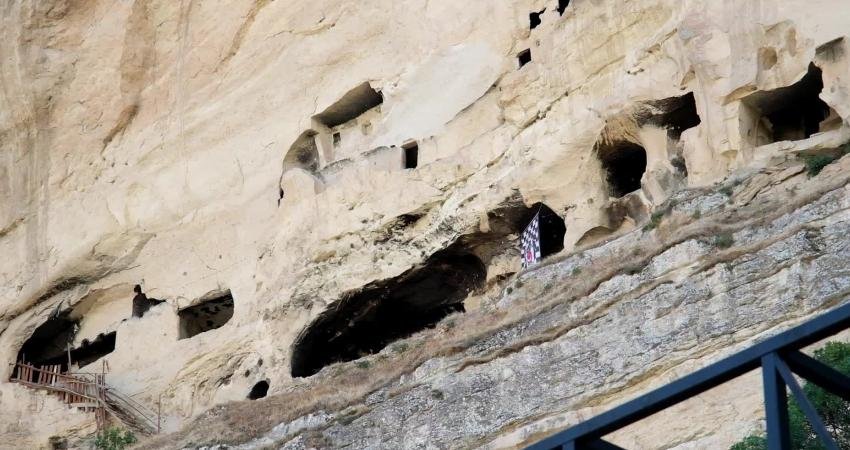 Tunceli’nin Çemişgezek ilçesinde kalker kayalara oyulmuş odalardan oluşan tarihi "İn
