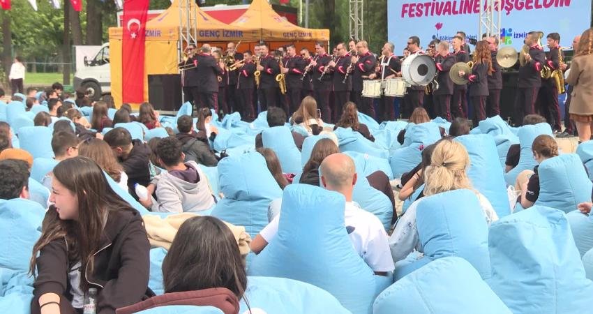İzmir Büyükşehir Belediyesi’nin kentte üniversite eğitimi alacak gençlerin şehre uyum