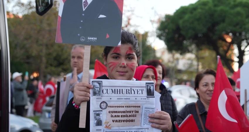 Cumhuriyetin 102. yılı Üsküdar'da coşkuyla kutladı. Üsküdar Belediyesi tarafından ilçenin
