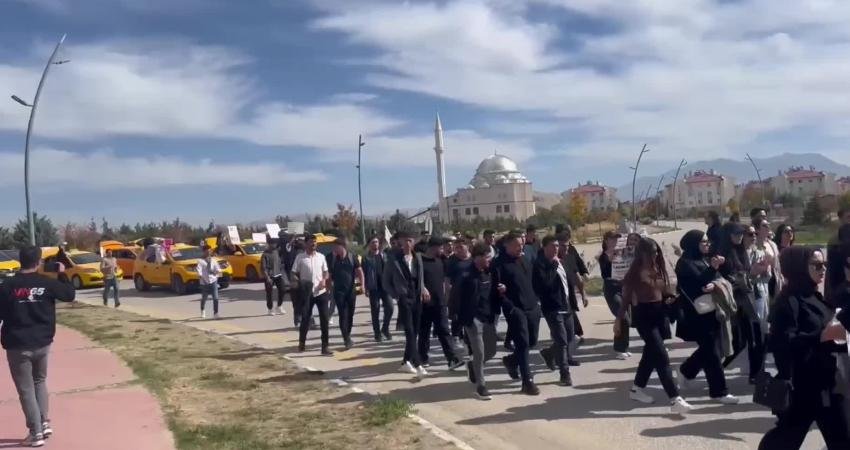 Van Yüzüncü Yıl Üniversitesi öğrencilerinin, hayatını kaybeden arkadaşları Rojin Kabaiş