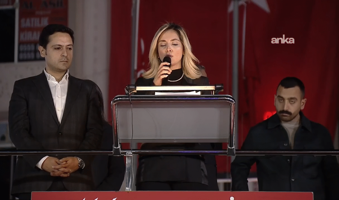 Ahmet Özer’in kızı ve avukatı Seraf Özer: “O günden bu yana bir şeyi hiç kaybetmedik: umudumuzu” Tutuklanmasının ardından Esenyurt Belediye Başkanlığı görevinden uzaklaştırılan Ahmet Özer'in kızı