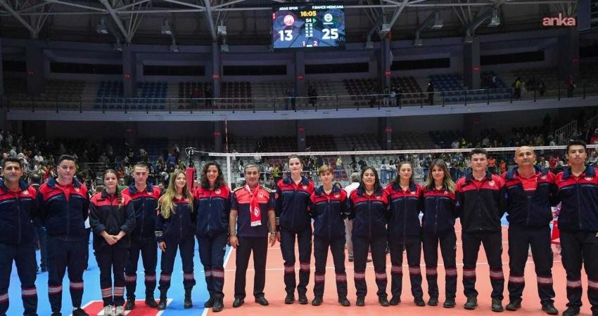 Voleybolun yıldızlarından İzmir İtfaiyesi’ne teşekkür Vodafone Sultanlar Ligi’nin ilk haftasında Fenerbahçe Medicana ile karşılaşan Aras