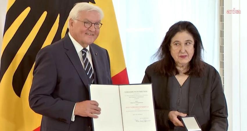 Almanya Cumhurbaşkanı Steinmeier, yazar Emine Sevgi Özdamar’a Federal Almanya Liyakat