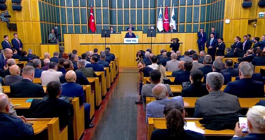 Gelecek Partisi Genel Başkanı Ahmet Davutoğlu, eski AK Parti İzmir