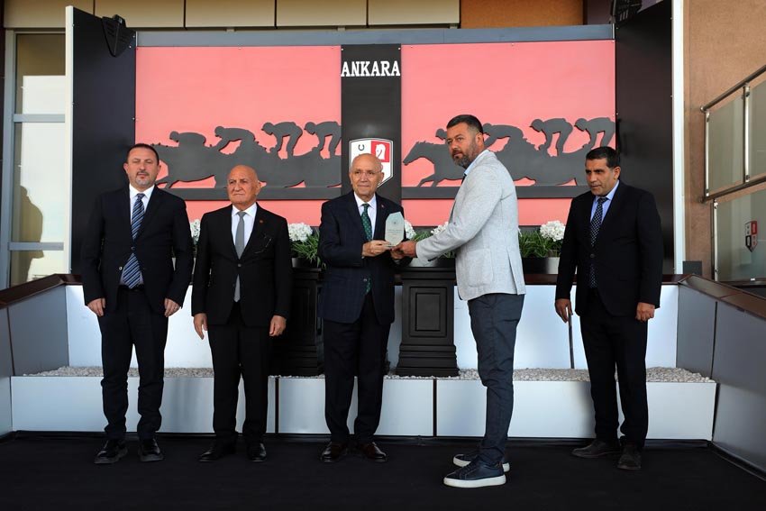 Yenimahalle Belediye Başkanlığı Koşusu’nda zafer Shiroke’nin Türkiye Jokey Kulübü (TJK) tarafından 75. Yıl Hipodromu’nda düzenlenen Yenimahalle Belediye