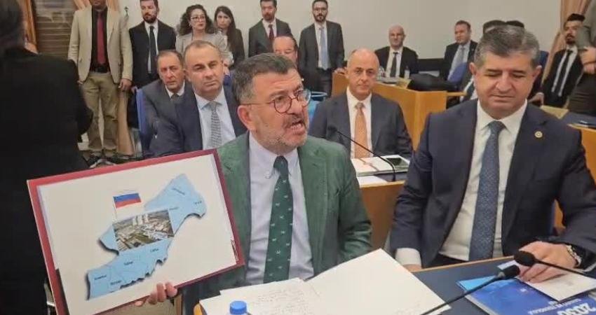 2026 bütçesi Plan ve Bütçe Komisyonu’nda… Boş tüp gösteren Akay’a Bakan Bayraktar’dan yanıt: “Çünkü doğalgaz kullanıyorlar gerek yok” TBMM Plan ve Bütçe Komisyonu CHP Grubu Sözcüsü ve Malatya Milletvekili