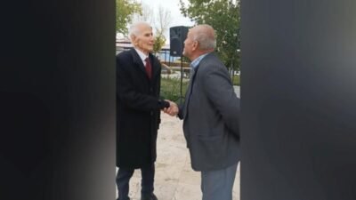 Aydın’ın Karacasu ilçesinde, 91 yaşındaki emekli öğretmen Orhan Sami Ocakoğlu