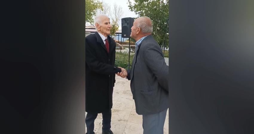 Aydın’ın Karacasu ilçesinde, 91 yaşındaki emekli öğretmen Orhan Sami Ocakoğlu