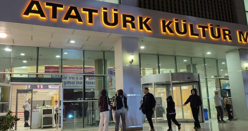 Yenişehir Belediyesi tarafından düzenlenen 5. Yenişehir Komedi Oyunları Festivali boyunca