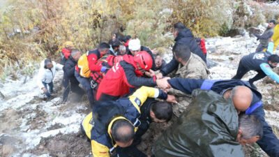 Hakkari’de etkili olan kar yağışının ardından dağ yamacından kopan kayalardan