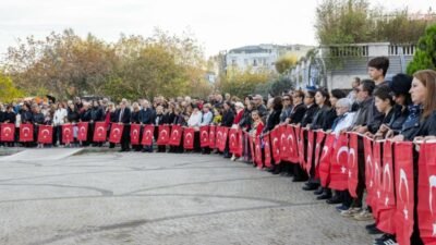 Büyükada Atatürk Meydanı’nda el ele vererek “saygı zinciri” oluşturan vatandaşlar,