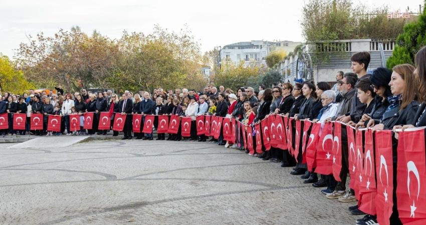 Büyükada Atatürk Meydanı’nda el ele vererek “saygı zinciri” oluşturan vatandaşlar,