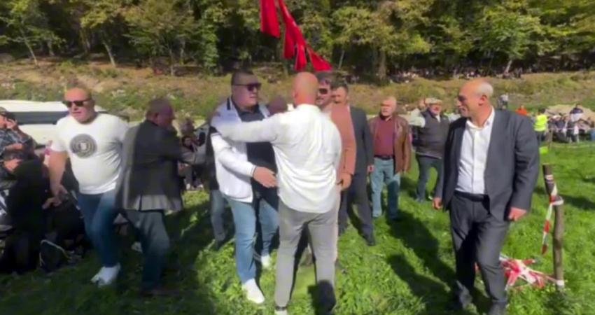 Zonguldak'ın Alaplı ilçesinde ikincisi düzenlenen Alioğlu Köyü Yağlı Güreşleri, yaklaşık