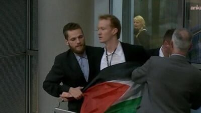 Almanya Federal Meclisi’nde bir ziyaretçi, Filistin bayrağı açıp “Silahlar susmadı.