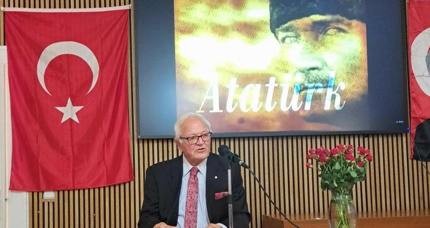 Almanya’nın Berlin kentinde “Atamızı anlayarak Cumhuriyetimize sahip çıkmak” etkinliği Atatürk’ün ölümünün 87’nci yılında Berlin’de bir araya gelen sivil toplum