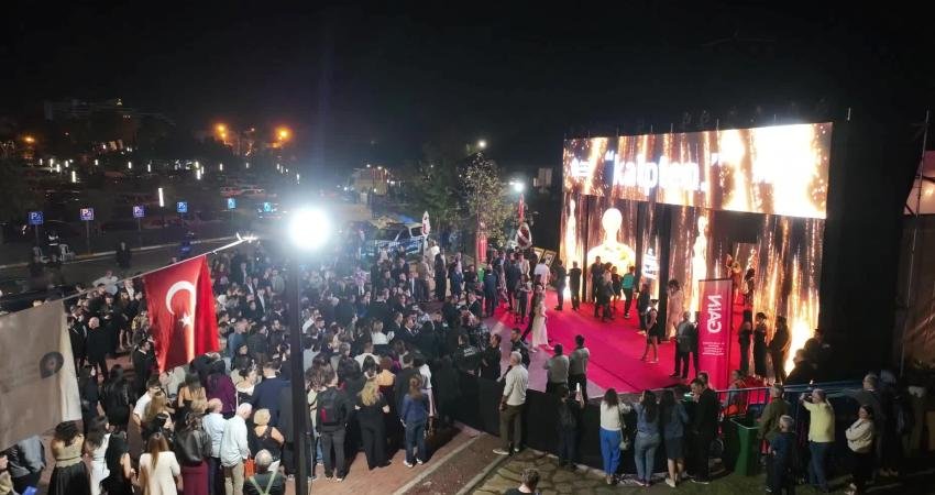 Altın Portakal’ın galibi “Tavşan İmparatorluğu” oldu Antalya Büyükşehir Belediyesi ev sahipliğinde "kalpten" mottosuyla gerçekleştirilen 62. Uluslararası