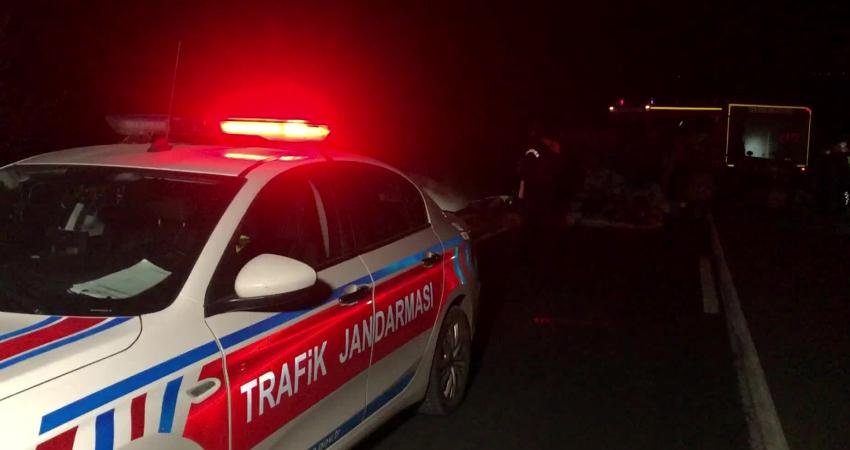 Amasya’nın Taşova ilçesinde, bir otomobilin yem yüklü traktör römorkuna çarpması