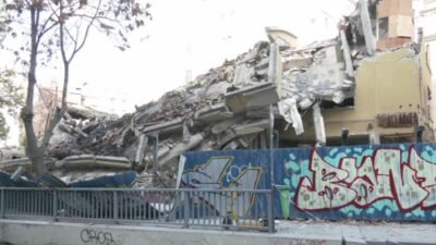 Ankara'da Tunus Caddesi’nde "kontrollü bir şekilde" yıkılmaya çalışılan metruk bina