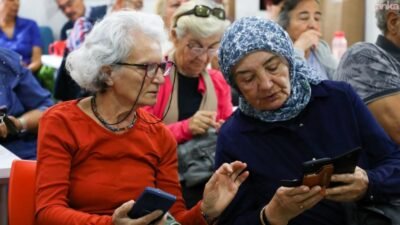 Antalya Büyükşehir Belediyesi, Aktif Yaşlı Merkezi’nde 60 yaş üstü bireylere