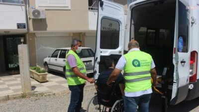 Antalya Büyükşehir Belediyesi’nin kentte yaşayan engelli bireylerin kamu kurumlarındaki işlerini