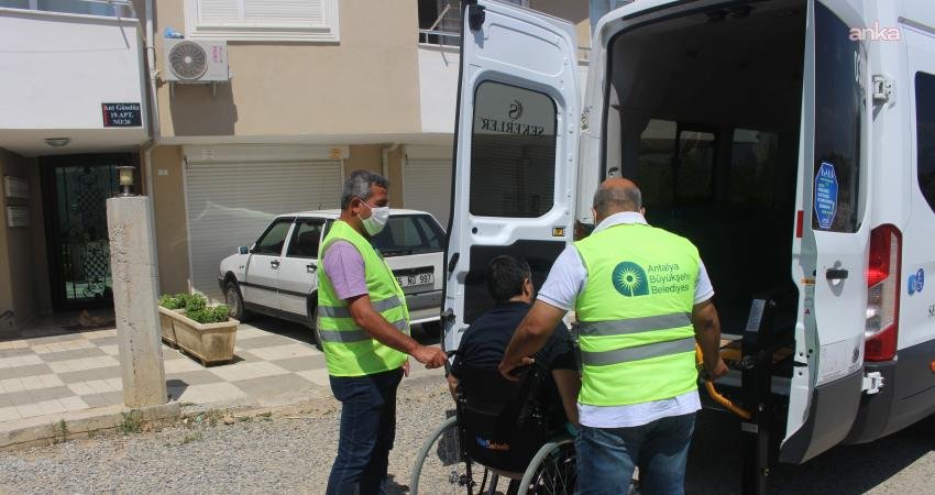 Antalya Büyükşehir Belediyesi’nin kentte yaşayan engelli bireylerin kamu kurumlarındaki işlerini