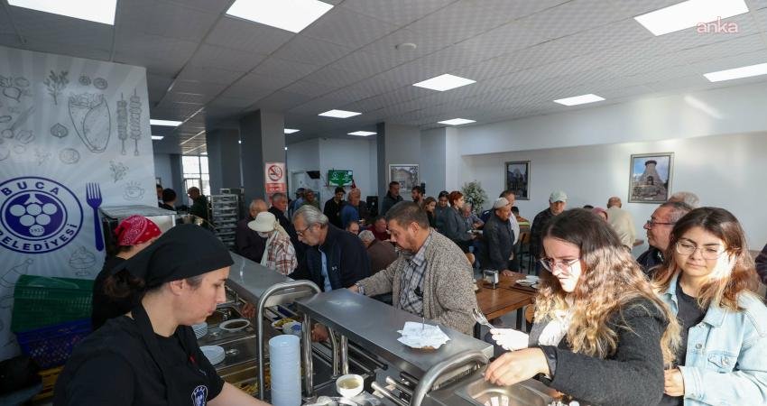 Atatürk’ün aziz hatırasına Buca’da Kent Lokantaları ücretsiz hizmet verdi Türkiye Cumhuriyeti'nin kurucusu Gazi Mustafa Kemal Atatürk, ebediyete irtihalinin 87.