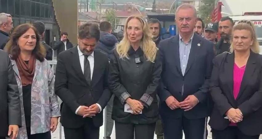 Aylin Nazlıaka, Dilovası’nda 6 işçinin can verdiği parfüm fabrikası önünden seslendi: “Tüm sorumlular tek tek yargılanacak” CHP Genel Başkan Yardımcısı Aylin Nazlıaka, Kocaeli Dilovası'ndaki Ravive Kozmetik
