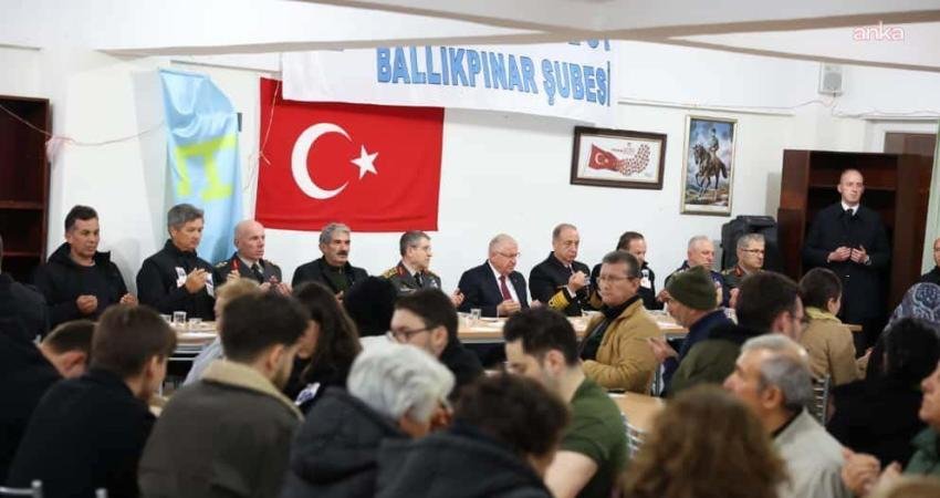 Bakan Güler, şehit Hava Pilot Üsteğmen Kandemir’in evine taziye ziyaretinde bulundu Milli Savunma Bakanı Yaşar Güler, beraberindeki komuta kademesi ile birlikte,