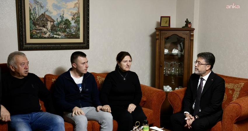 Bakan Yumaklı, yangın söndürme uçağının düşmesi sonucu şehit olan pilotun ailesine taziye ziyaretinde bulundu Tarım ve Orman Bakanı İbrahim Yumaklı, Orman Genel Müdürlüğü'ne ait