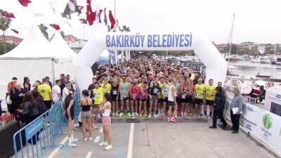 Bakırköy Belediyesi, 24 Kasım Öğretmenler Günü kapsamında koşu etkinliği düzenledi.