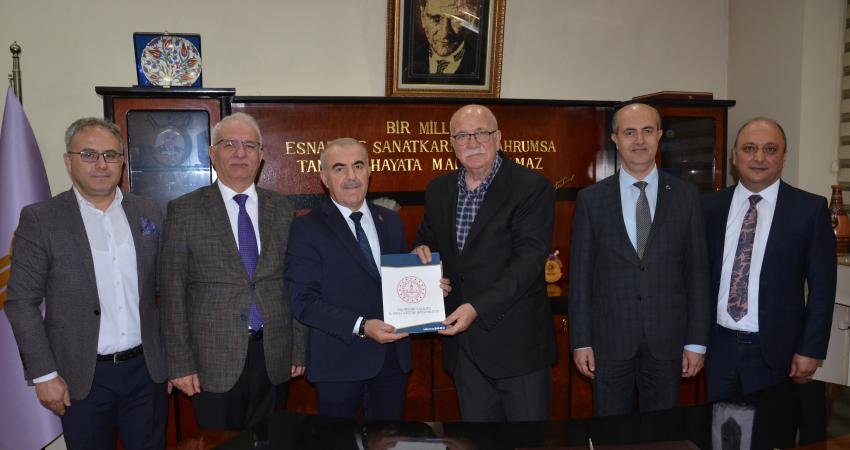 Balıkesir esnafından öğretmenlere 24 Kasım Öğretmenler Günü’ne özel indirim Balıkesir Esnaf ve Sanatkârlar Odaları Birliği (BESOB) ile İl Milli