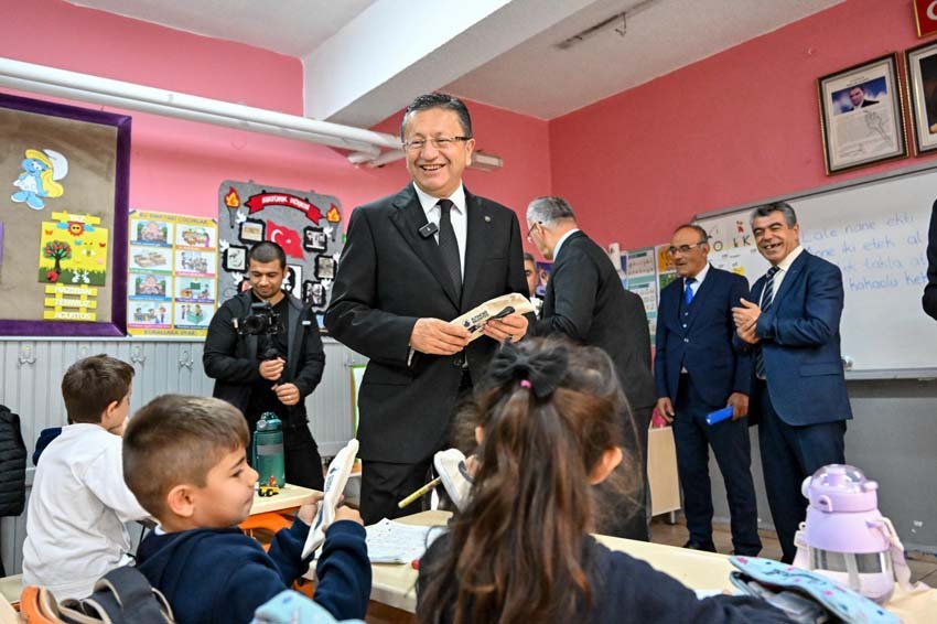 Başkan Tiryaki’den Aydınlıkevler İlkokulu’na ziyaret Altındağ Belediye Başkanı Dr. Veysel Tiryaki, ilçede bulunan okulları ziyaret