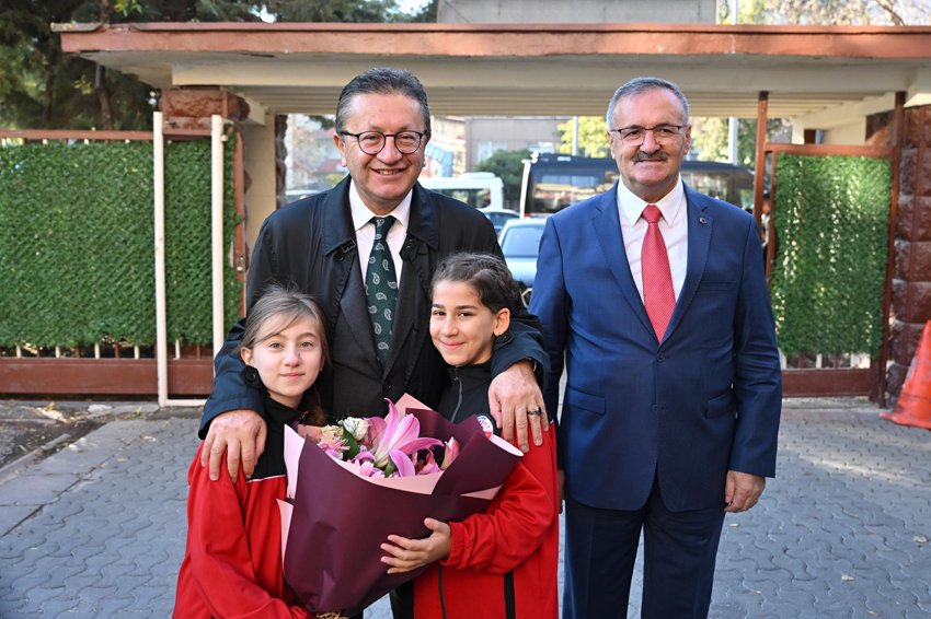 Başkan Tiryaki’den öğrencilere sürpriz Altındağ Belediye Başkanı Dr. Veysel Tiryaki, Cebeci Ortaokulu’nu ziyaret etti.